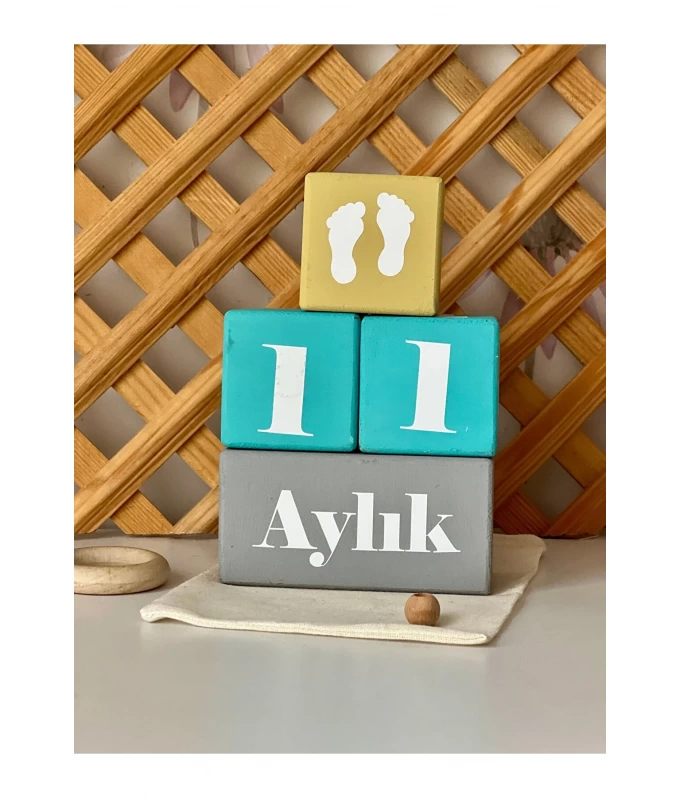 Renkli bebek anı küpü