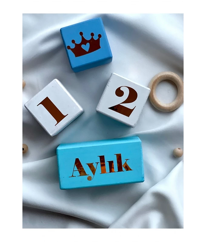 Mavi beyaz bebek anı küpü dekor fotoğraf çekimi