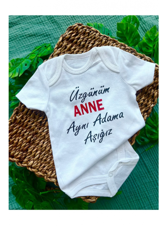 Üzgünüm Anne Aynı Adama Aşığız baskılı bebek body zıbın